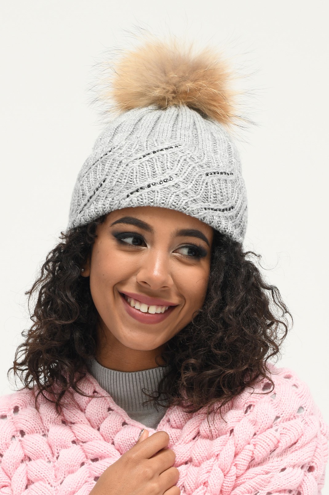 Вязаная серая шапка с помпоном из енота 34350 xp-1576 Вязаная серая шапка с помпоном из енота 34350 xp-1576